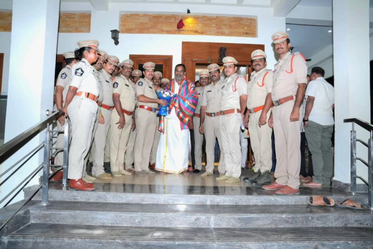 పోలీసు శాఖ క్యాడర్ పునర్వర్గీకరణపై మంత్రి మండిపల్లి రాంప్రసాద్ రెడ్డి గారికి వినతిపత్రం అందజేసిన పోలీసు శాఖ ప్రతినిధులు